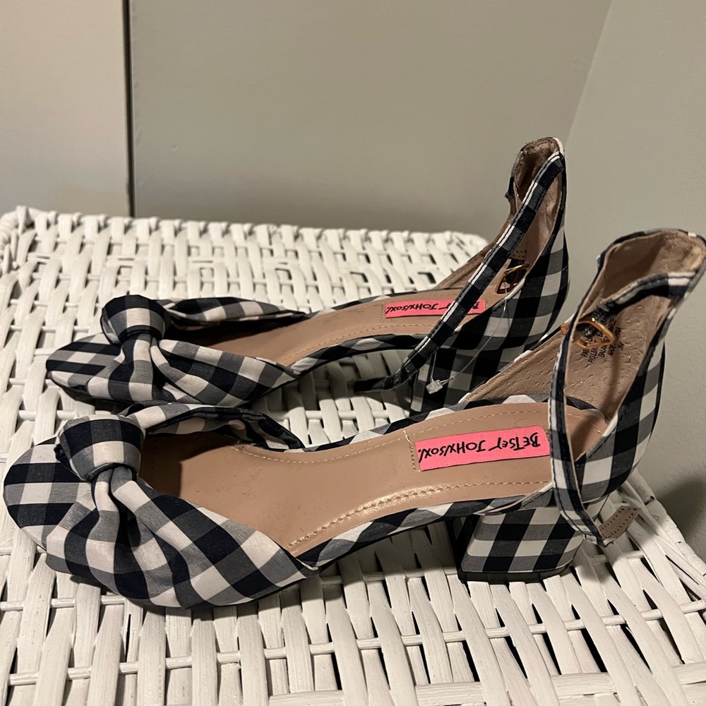 NWOT Betsy Johnson Sandals